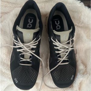 On Cloud x cloud. Size 7.5 like knew
